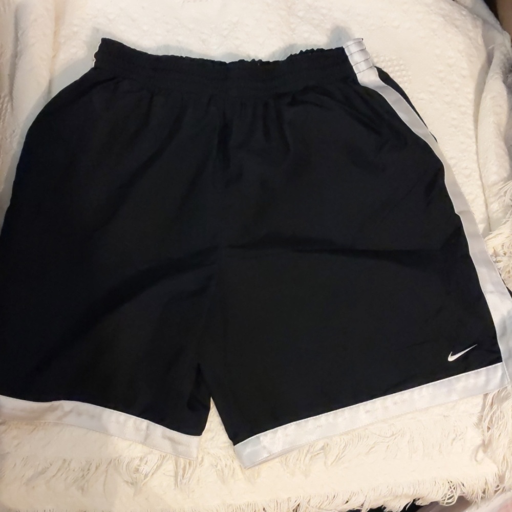 sz Lg.(14-16)/ women's sm NIKE Basketball shorts